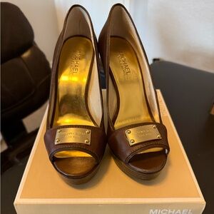 Michael Kors Classic Leather Platforms Mocha size 7